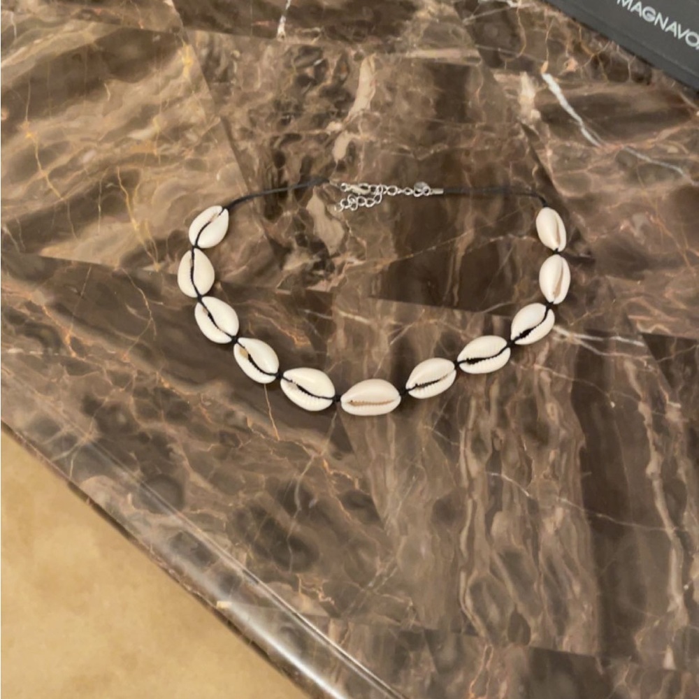 Shell necklace in White
